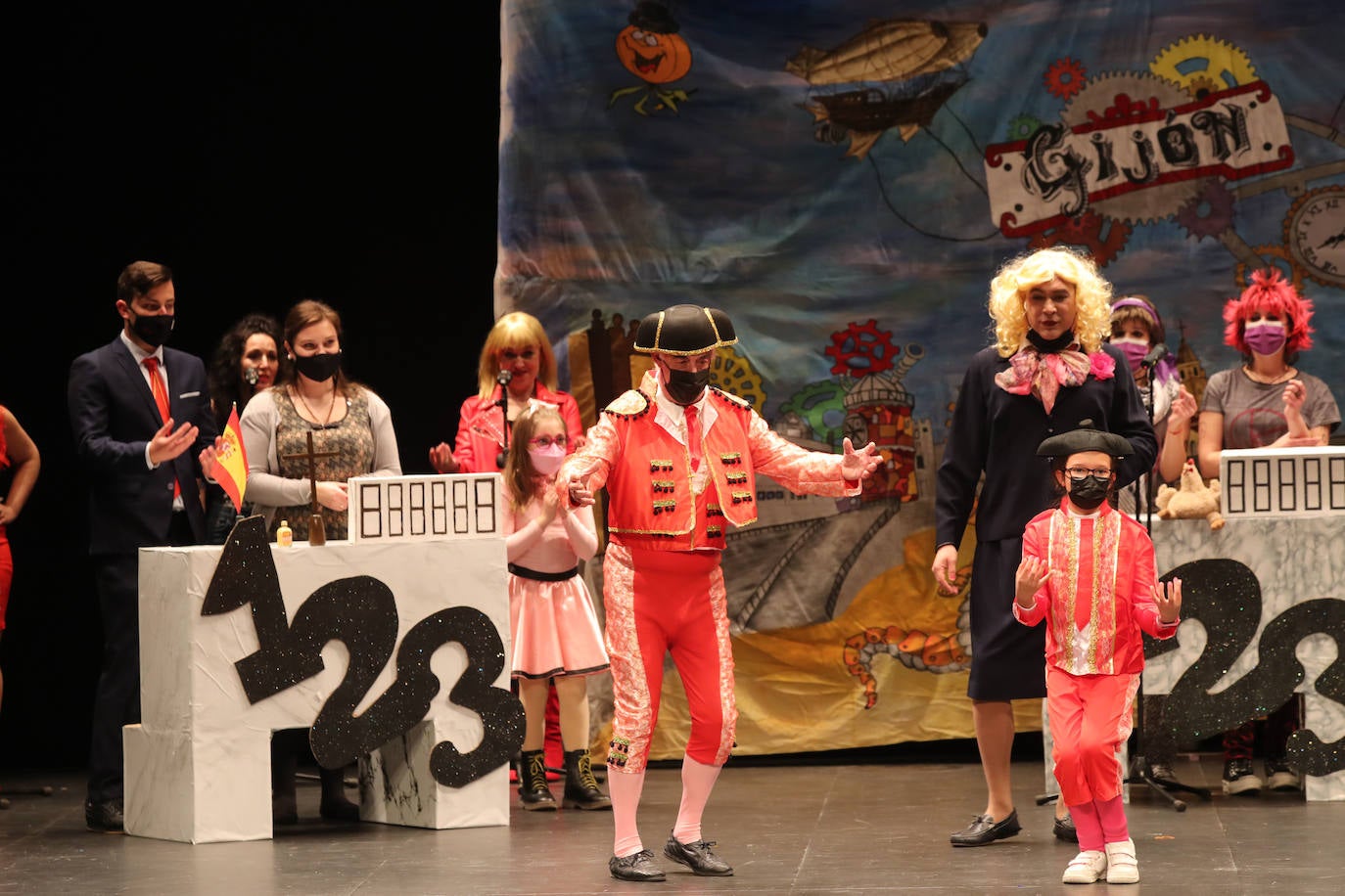 El público se entregó a las seis charangas que participaron ayer en el tradicional concurso en el Jovellanos. La Sardina bajó al escenario para bailar la 'Conga de Covadonga'