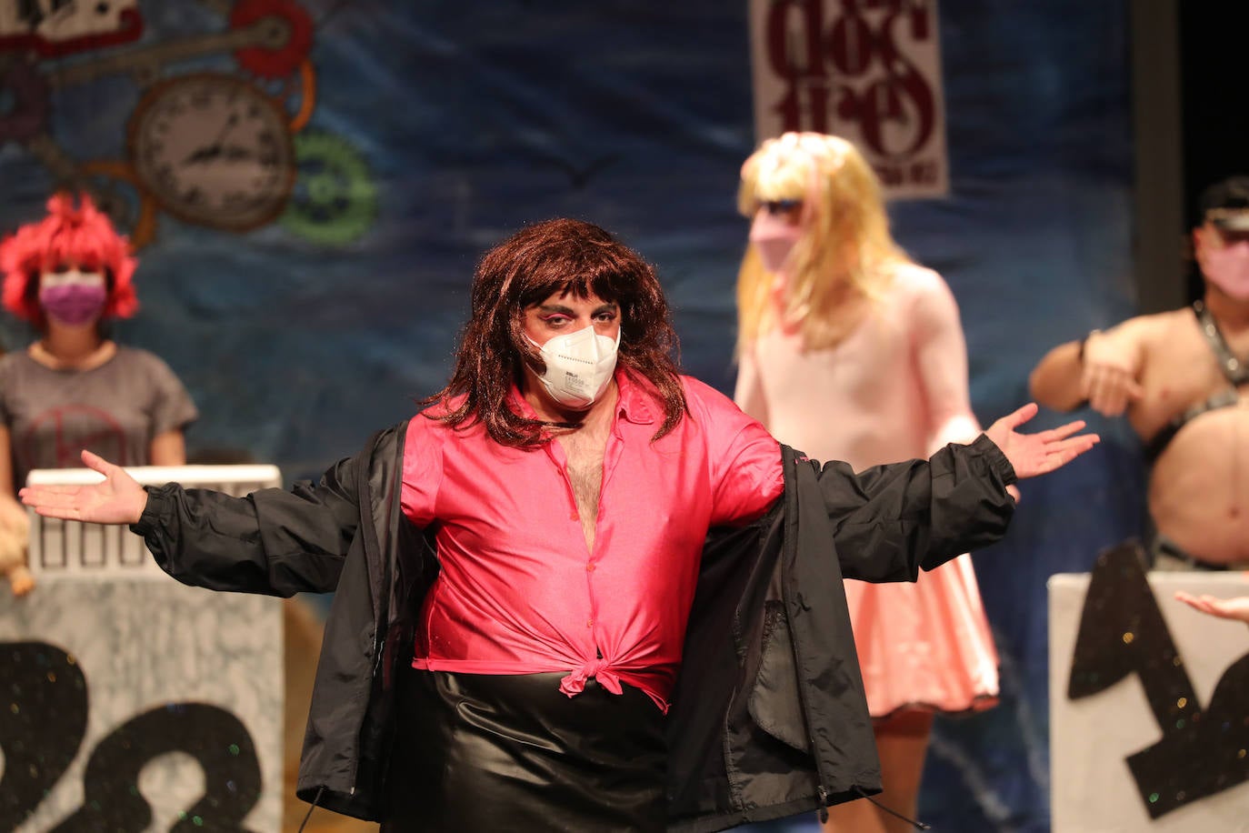 El público se entregó a las seis charangas que participaron ayer en el tradicional concurso en el Jovellanos. La Sardina bajó al escenario para bailar la 'Conga de Covadonga'