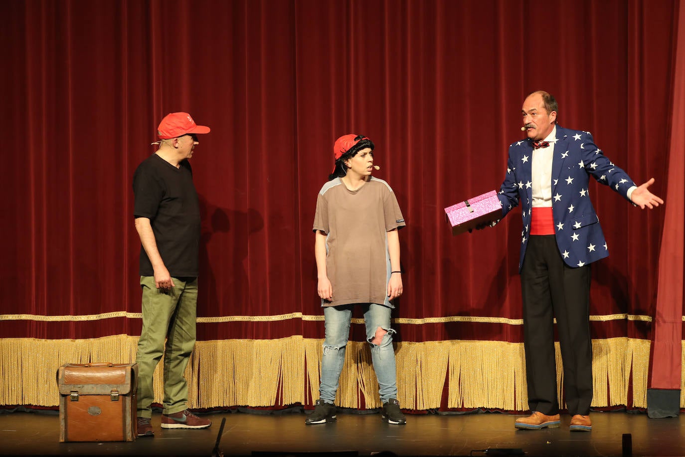 El público se entregó a las seis charangas que participaron ayer en el tradicional concurso en el Jovellanos. La Sardina bajó al escenario para bailar la 'Conga de Covadonga'