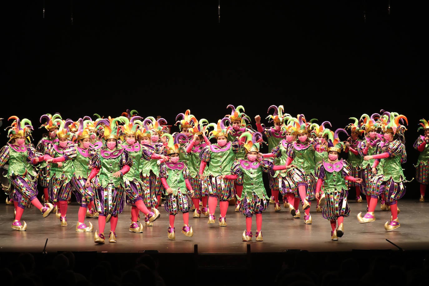 El público se entregó a las seis charangas que participaron ayer en el tradicional concurso en el Jovellanos. La Sardina bajó al escenario para bailar la 'Conga de Covadonga'