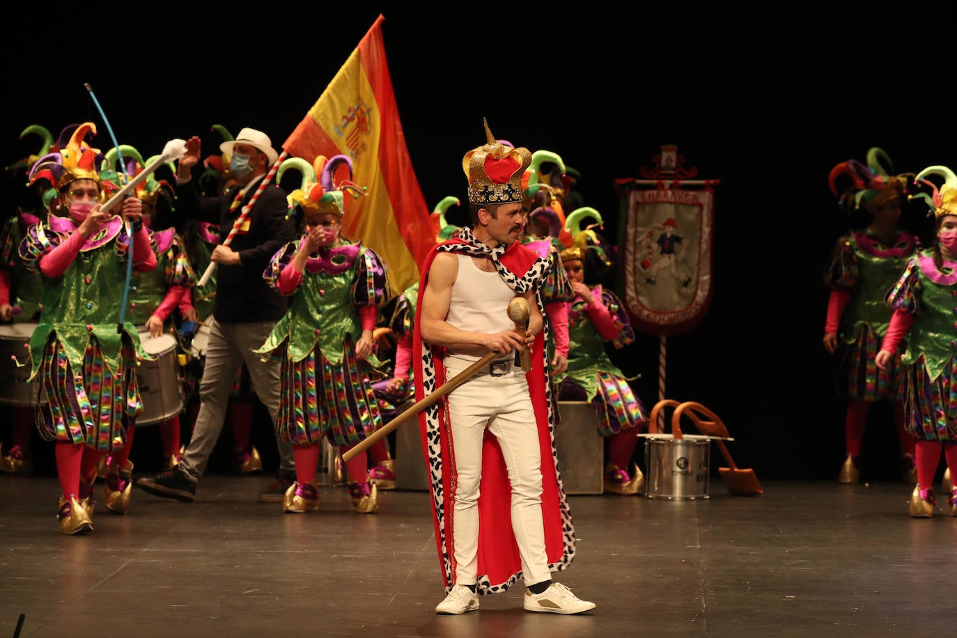 El público se entregó a las seis charangas que participaron ayer en el tradicional concurso en el Jovellanos. La Sardina bajó al escenario para bailar la 'Conga de Covadonga'