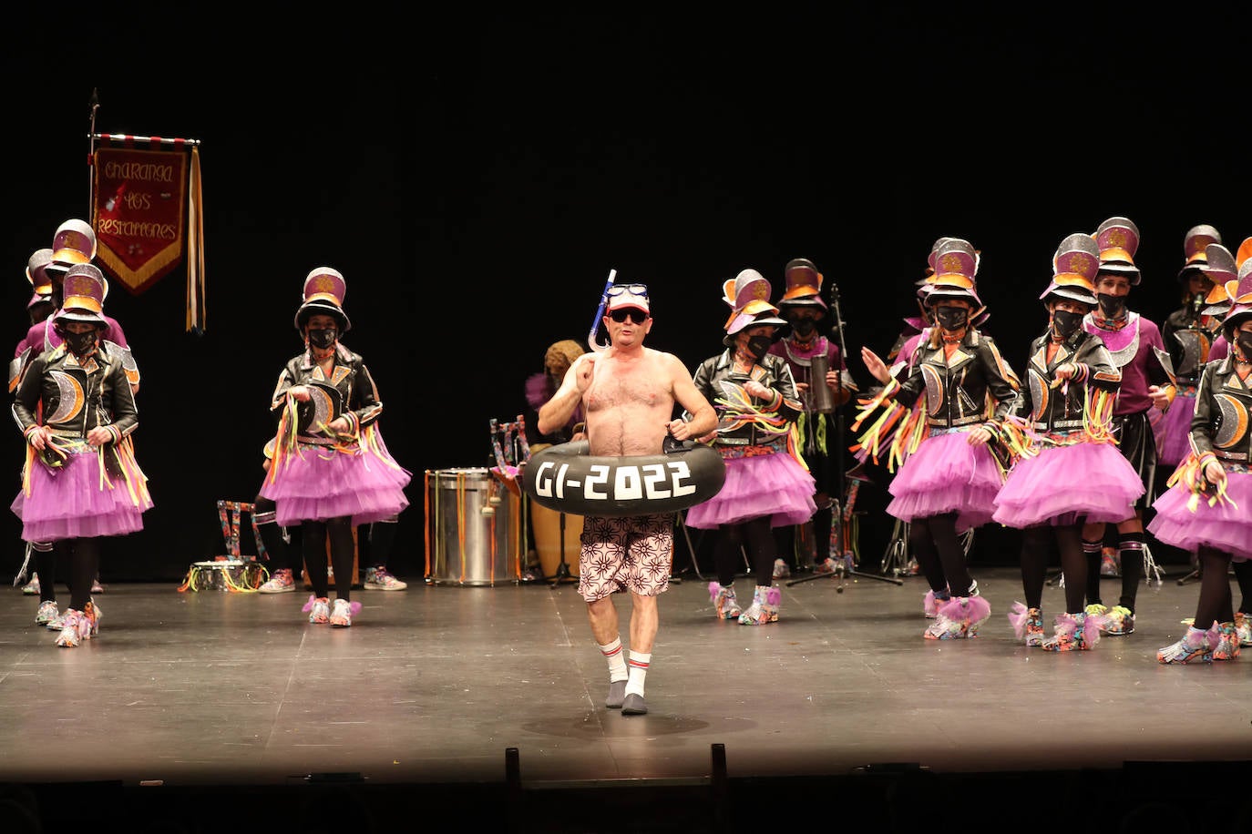 El público se entregó a las seis charangas que participaron ayer en el tradicional concurso en el Jovellanos. La Sardina bajó al escenario para bailar la 'Conga de Covadonga'