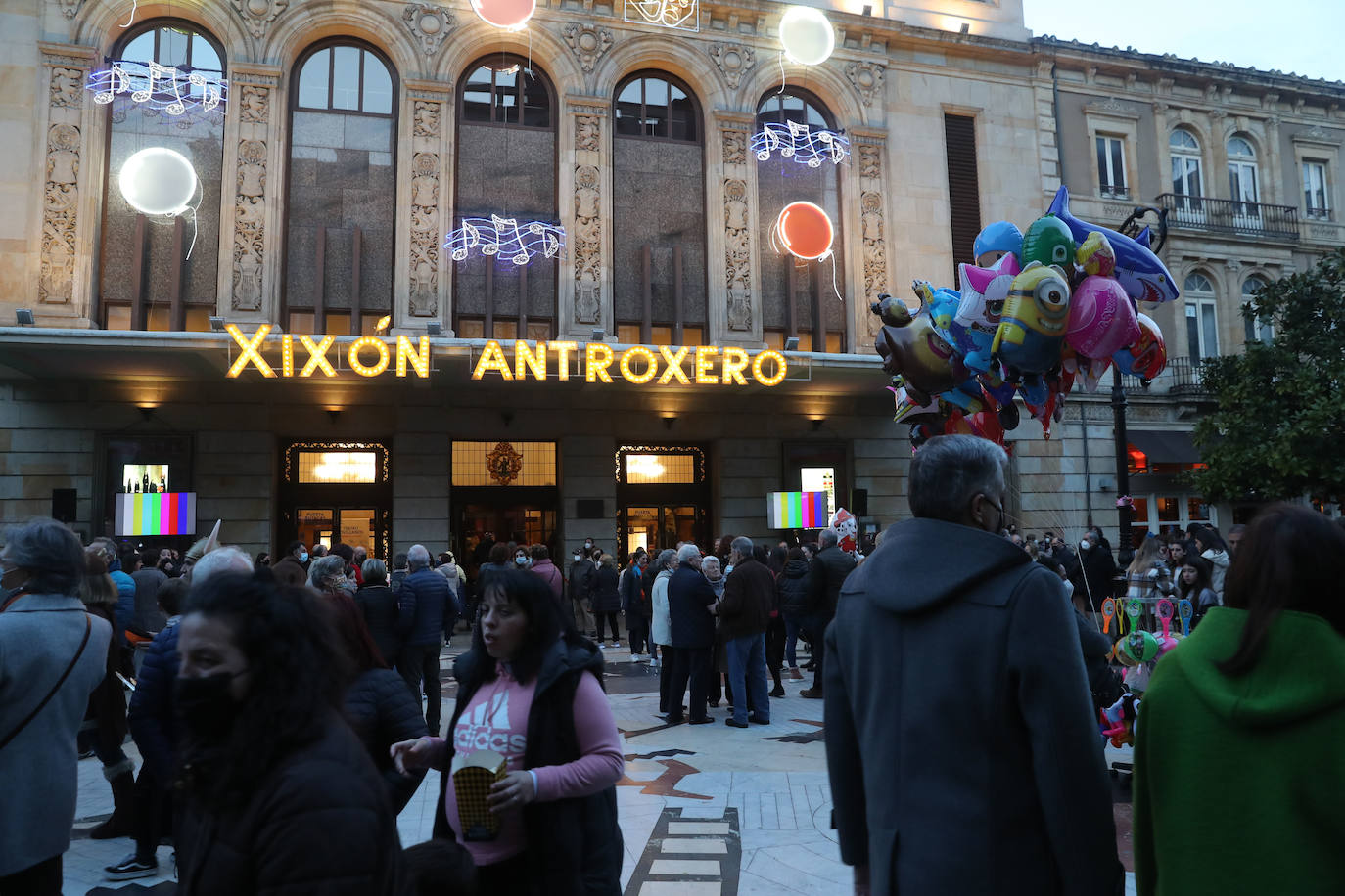 El público se entregó a las seis charangas que participaron ayer en el tradicional concurso en el Jovellanos. La Sardina bajó al escenario para bailar la 'Conga de Covadonga'