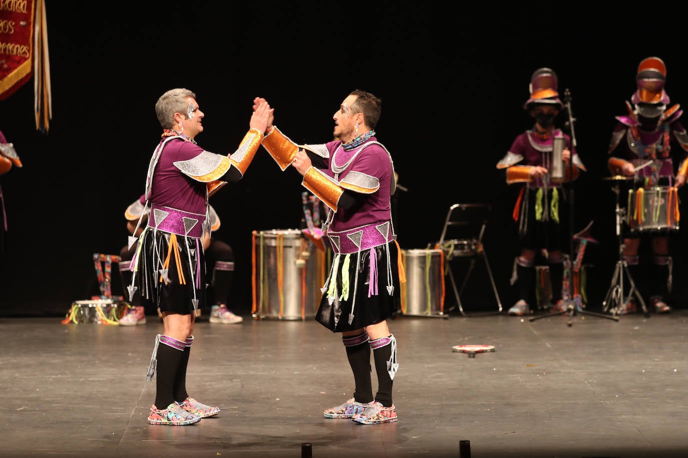 El público se entregó a las seis charangas que participaron ayer en el tradicional concurso en el Jovellanos. La Sardina bajó al escenario para bailar la 'Conga de Covadonga'
