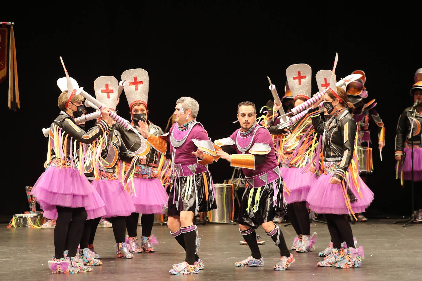 El público se entregó a las seis charangas que participaron ayer en el tradicional concurso en el Jovellanos. La Sardina bajó al escenario para bailar la 'Conga de Covadonga'
