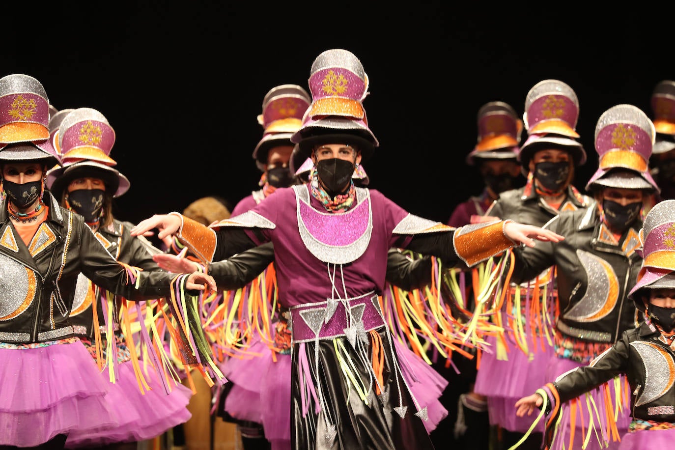 El público se entregó a las seis charangas que participaron ayer en el tradicional concurso en el Jovellanos. La Sardina bajó al escenario para bailar la 'Conga de Covadonga'