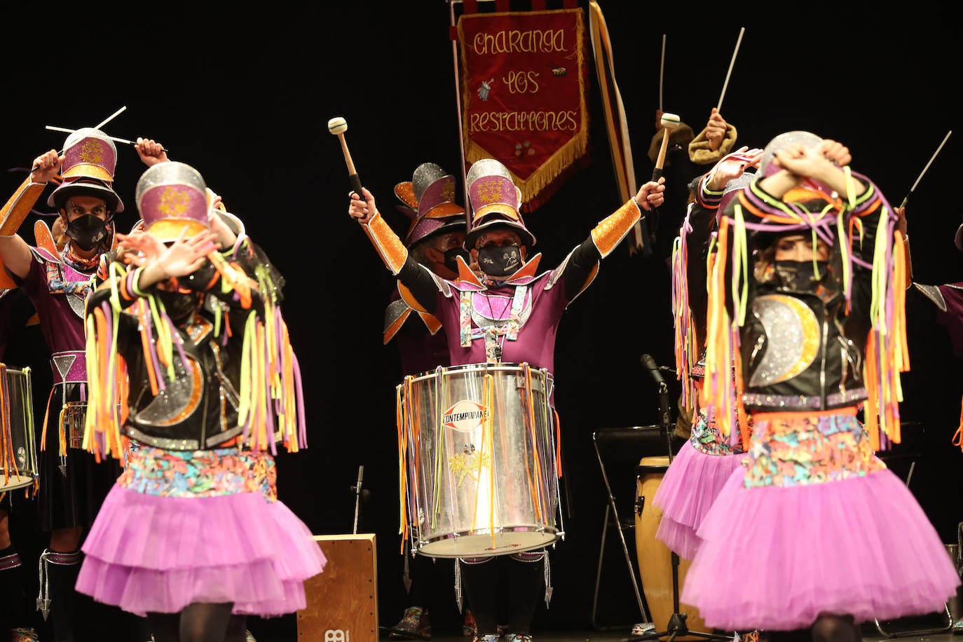El público se entregó a las seis charangas que participaron ayer en el tradicional concurso en el Jovellanos. La Sardina bajó al escenario para bailar la 'Conga de Covadonga'