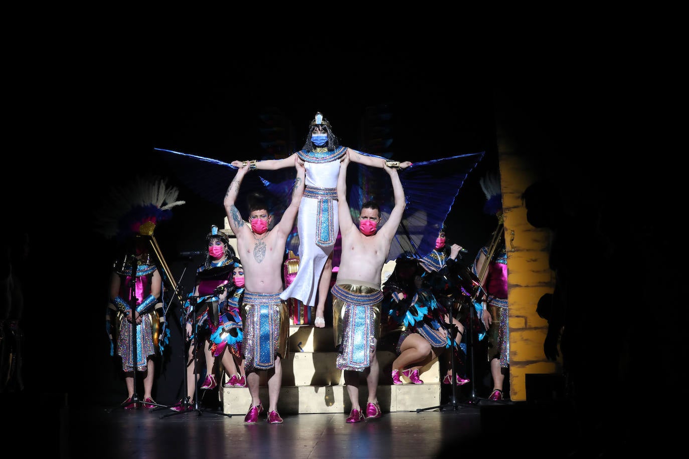 El público se entregó a las seis charangas que participaron ayer en el tradicional concurso en el Jovellanos. La Sardina bajó al escenario para bailar la 'Conga de Covadonga'