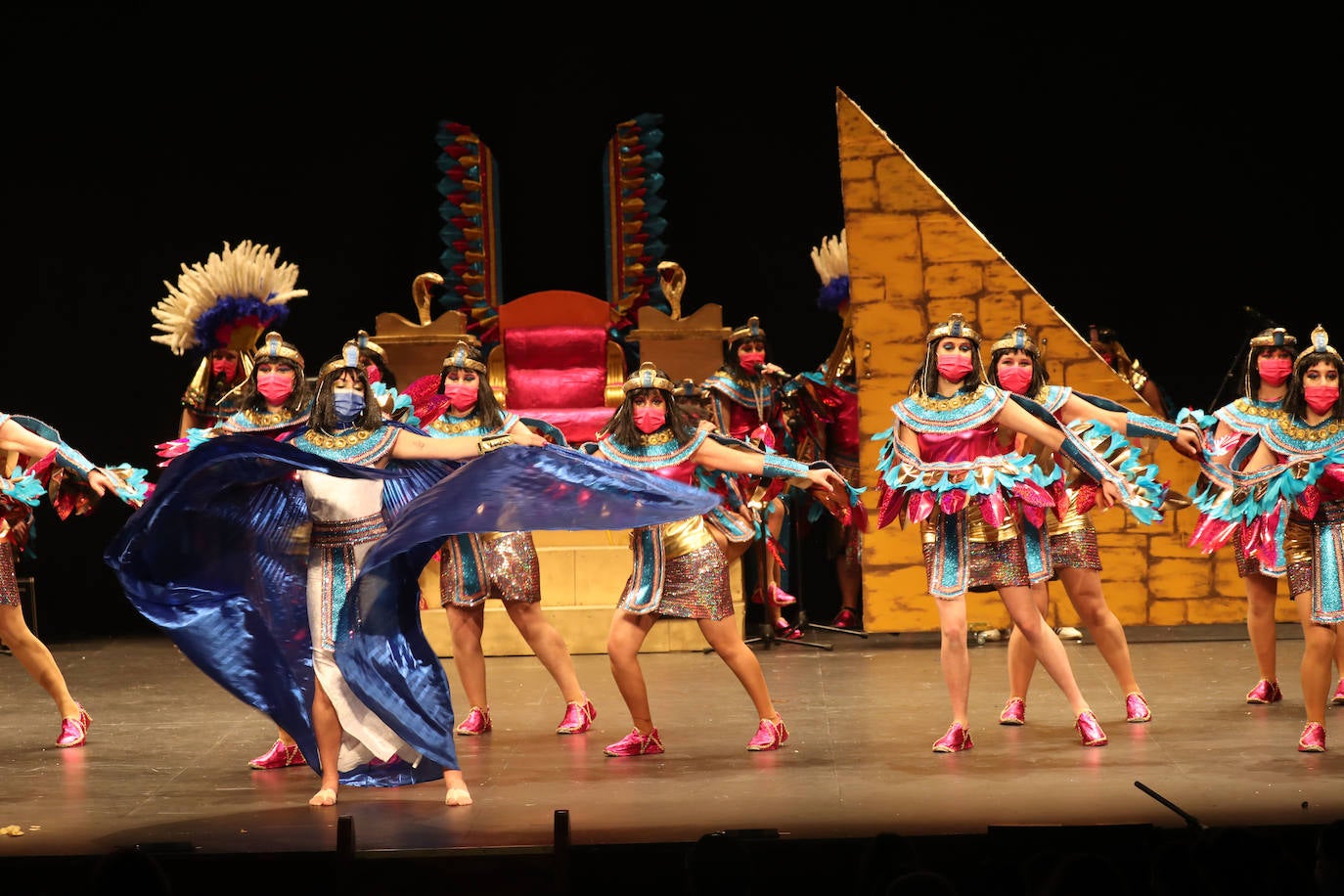 El público se entregó a las seis charangas que participaron ayer en el tradicional concurso en el Jovellanos. La Sardina bajó al escenario para bailar la 'Conga de Covadonga'