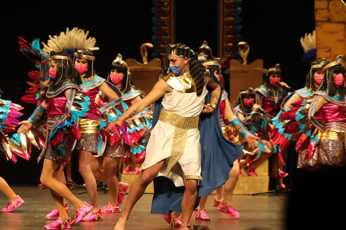 El público se entregó a las seis charangas que participaron ayer en el tradicional concurso en el Jovellanos. La Sardina bajó al escenario para bailar la 'Conga de Covadonga'