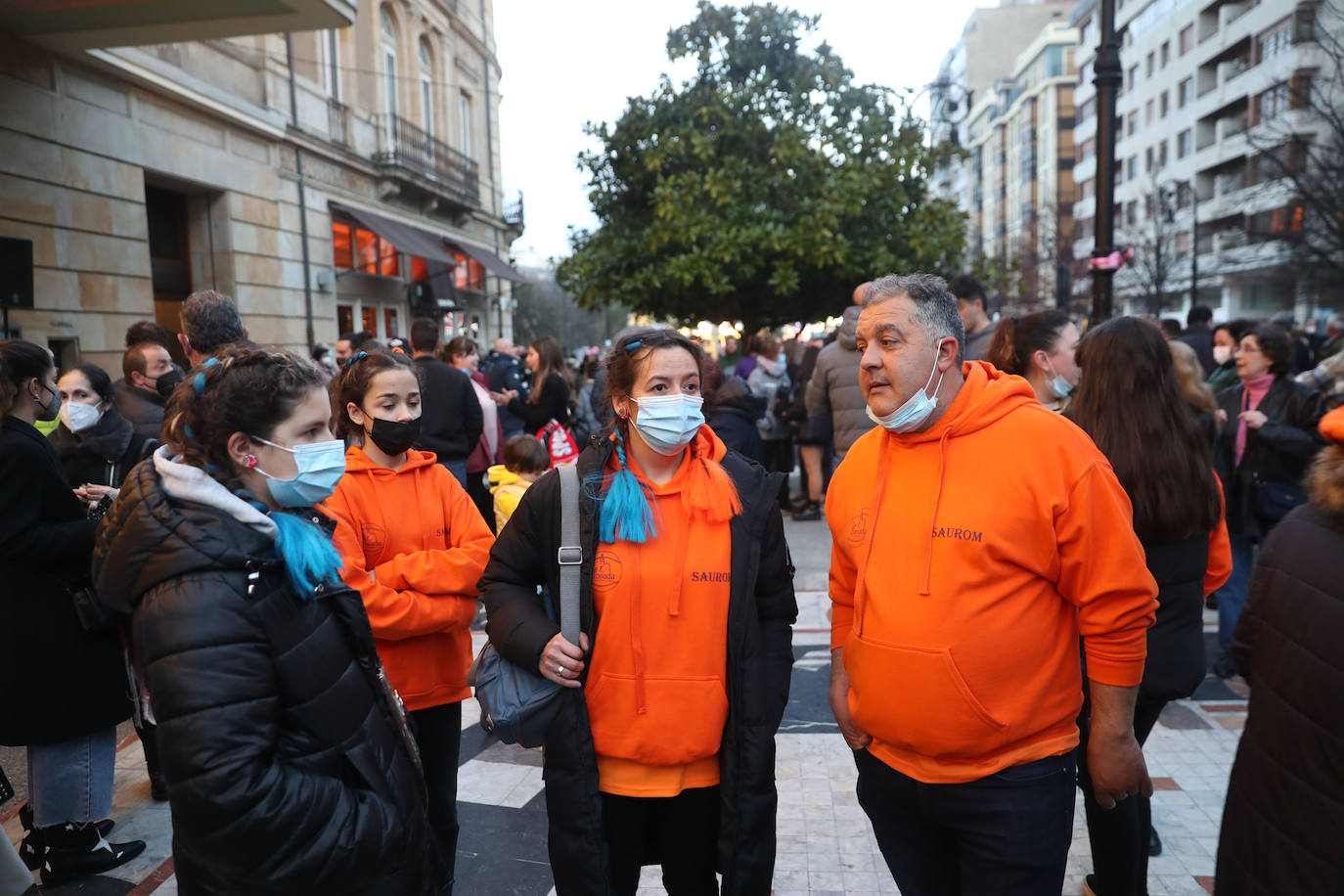 El público se entregó a las seis charangas que participaron ayer en el tradicional concurso en el Jovellanos. La Sardina bajó al escenario para bailar la 'Conga de Covadonga'