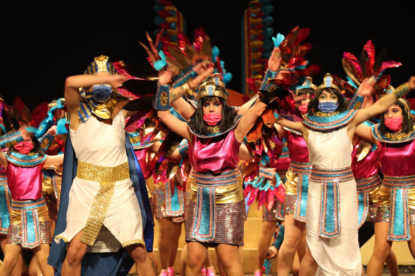 El público se entregó a las seis charangas que participaron ayer en el tradicional concurso en el Jovellanos. La Sardina bajó al escenario para bailar la 'Conga de Covadonga'