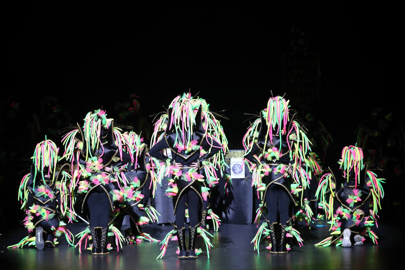 El público se entregó a las seis charangas que participaron ayer en el tradicional concurso en el Jovellanos. La Sardina bajó al escenario para bailar la 'Conga de Covadonga'