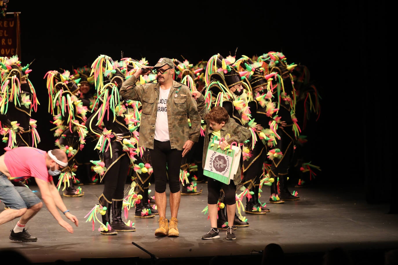 El público se entregó a las seis charangas que participaron ayer en el tradicional concurso en el Jovellanos. La Sardina bajó al escenario para bailar la 'Conga de Covadonga'