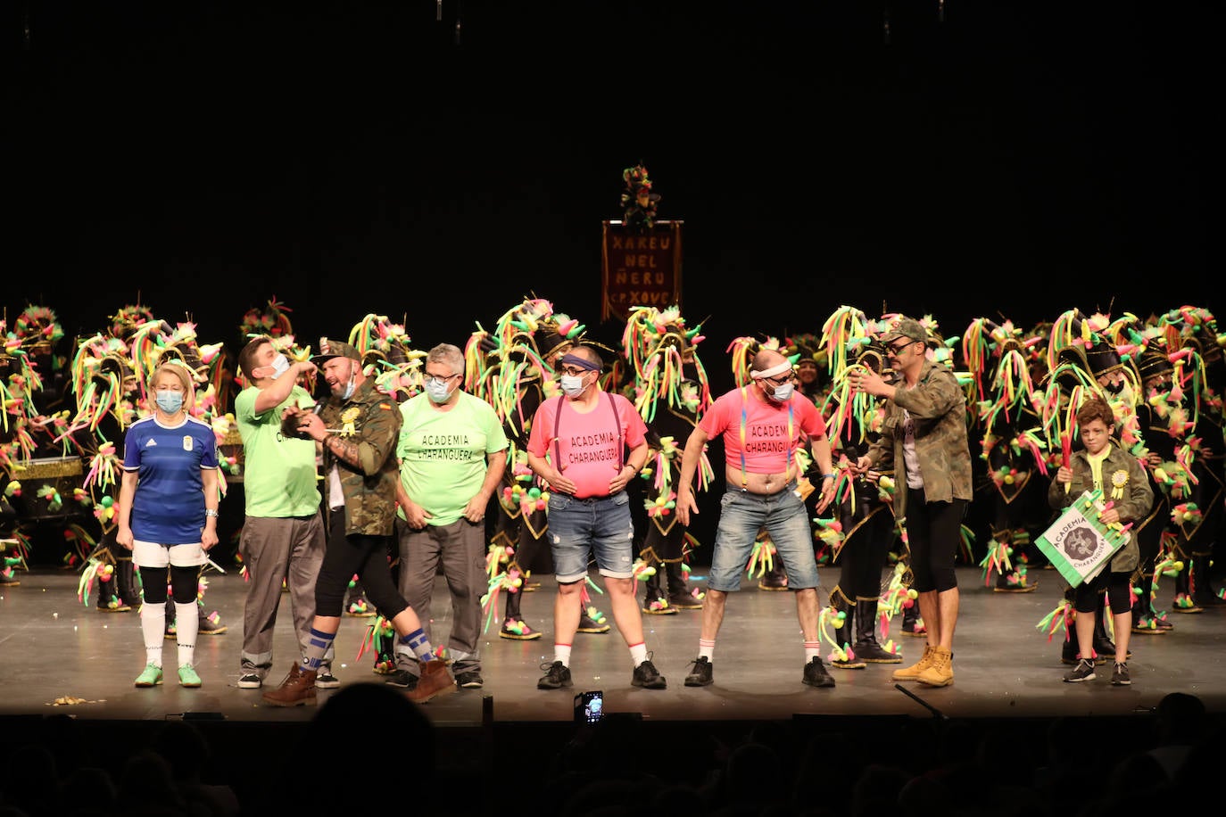 El público se entregó a las seis charangas que participaron ayer en el tradicional concurso en el Jovellanos. La Sardina bajó al escenario para bailar la 'Conga de Covadonga'