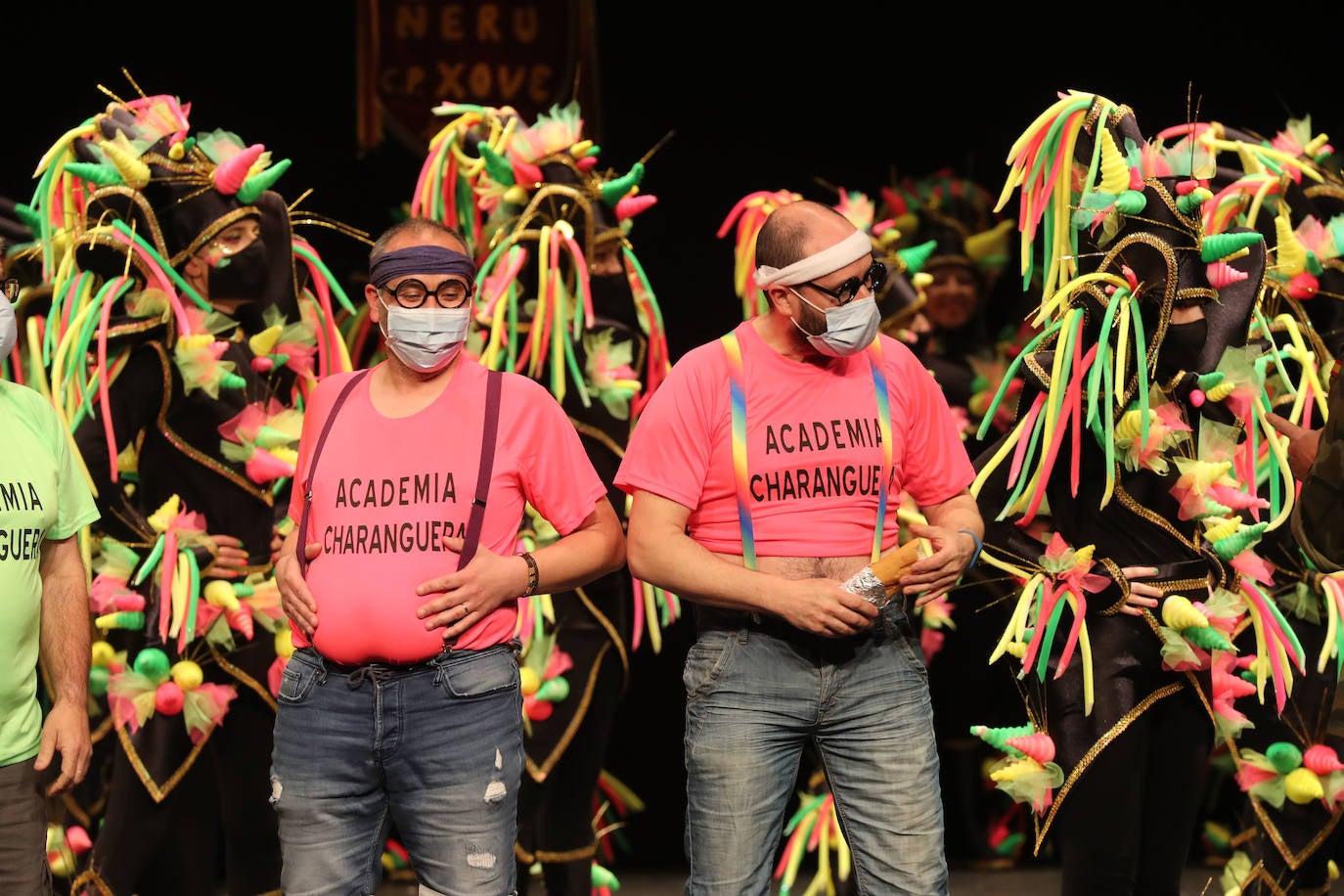 El público se entregó a las seis charangas que participaron ayer en el tradicional concurso en el Jovellanos. La Sardina bajó al escenario para bailar la 'Conga de Covadonga'
