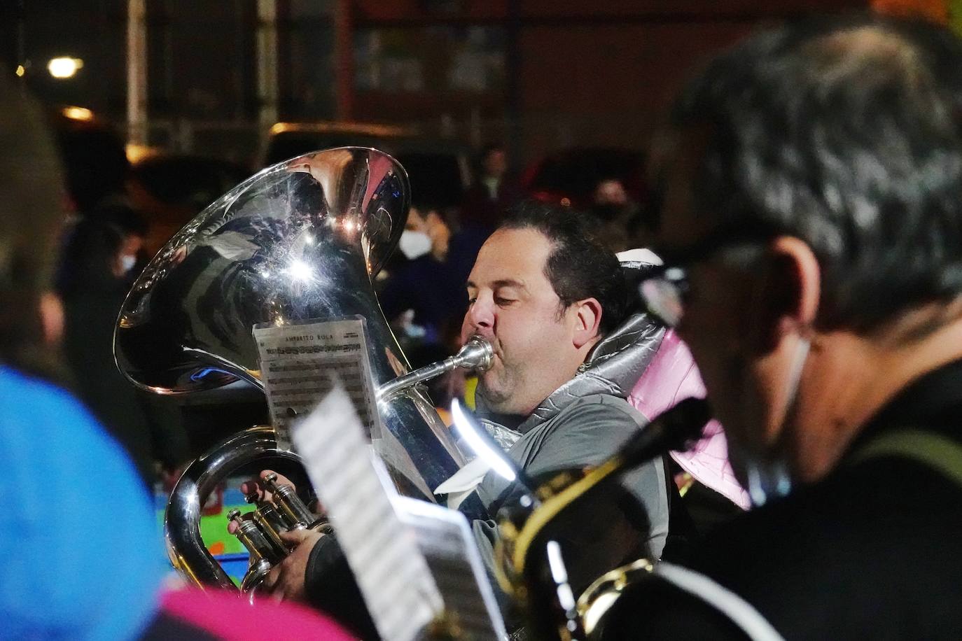 El desfile del Carnaval volvió a las calles de Ribadesella. El ritmo y color dio vida a la villa con una gran variedad de atuendos que alegraron a los vecinos hasta la medianoche.