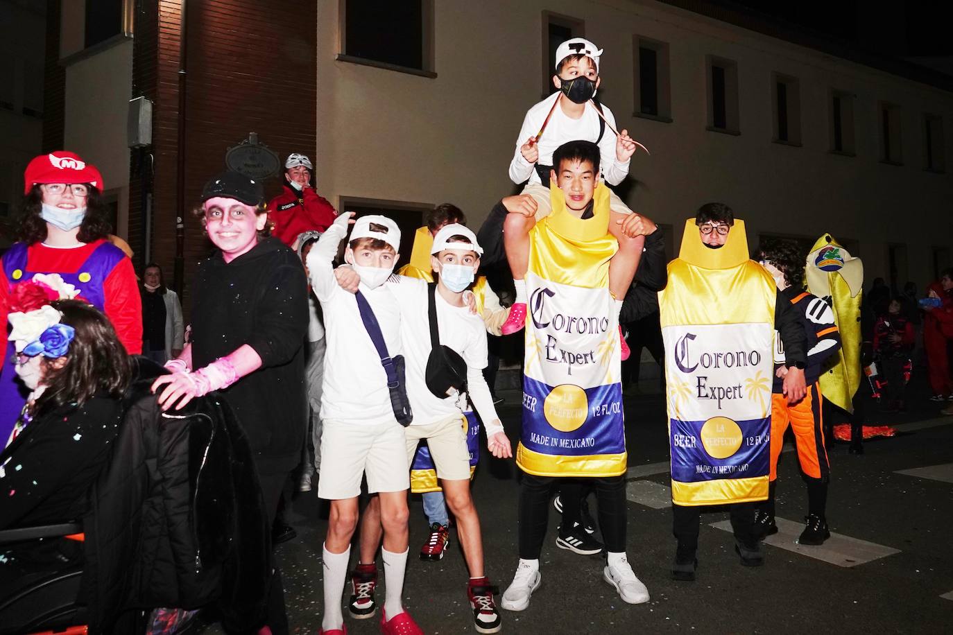 El desfile del Carnaval volvió a las calles de Ribadesella. El ritmo y color dio vida a la villa con una gran variedad de atuendos que alegraron a los vecinos hasta la medianoche.