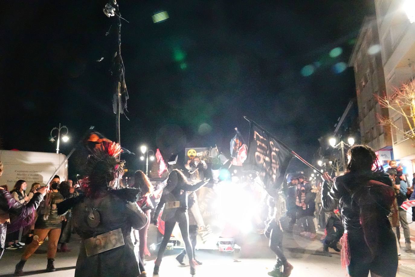 El desfile del Carnaval volvió a las calles de Ribadesella. El ritmo y color dio vida a la villa con una gran variedad de atuendos que alegraron a los vecinos hasta la medianoche.