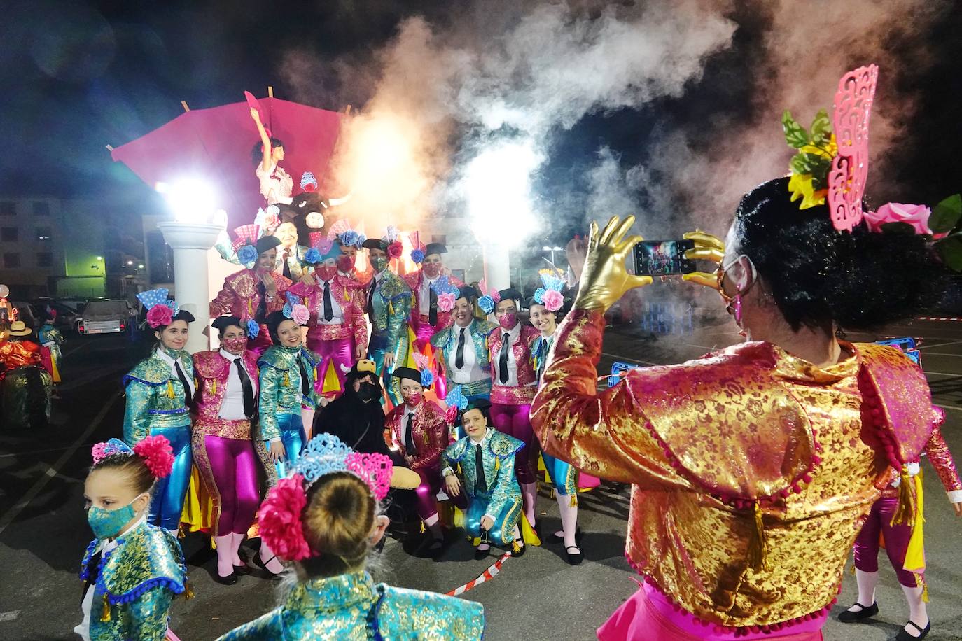 El desfile del Carnaval volvió a las calles de Ribadesella. El ritmo y color dio vida a la villa con una gran variedad de atuendos que alegraron a los vecinos hasta la medianoche.