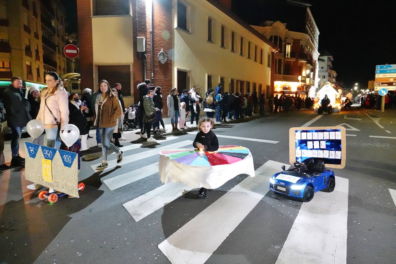 El desfile del Carnaval volvió a las calles de Ribadesella. El ritmo y color dio vida a la villa con una gran variedad de atuendos que alegraron a los vecinos hasta la medianoche.