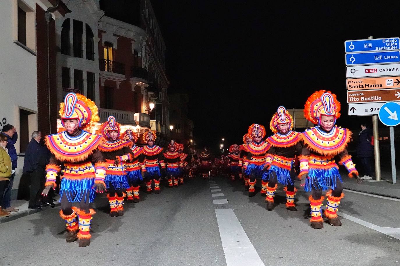 El desfile del Carnaval volvió a las calles de Ribadesella. El ritmo y color dio vida a la villa con una gran variedad de atuendos que alegraron a los vecinos hasta la medianoche.