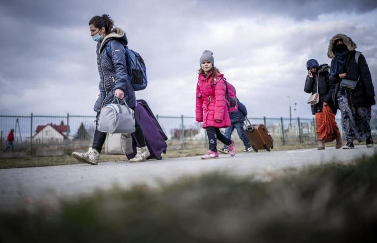 Varias mujeres y niños cruzan la frontera entre Ucrania y Polonia en la jornada de ayer. 