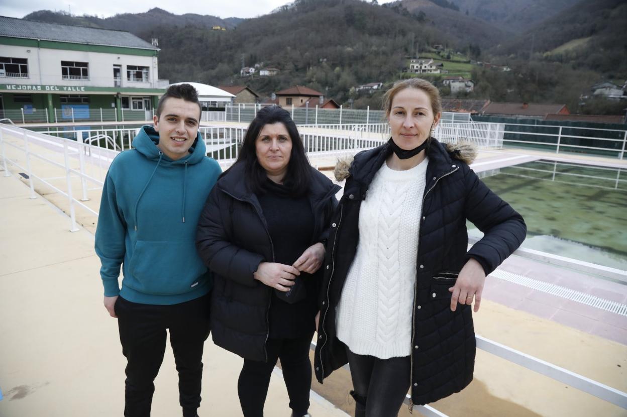 Pablo Zapico, Sonia Zapico y Susana Fernández, miembros de la nueva directiva en Turón. 