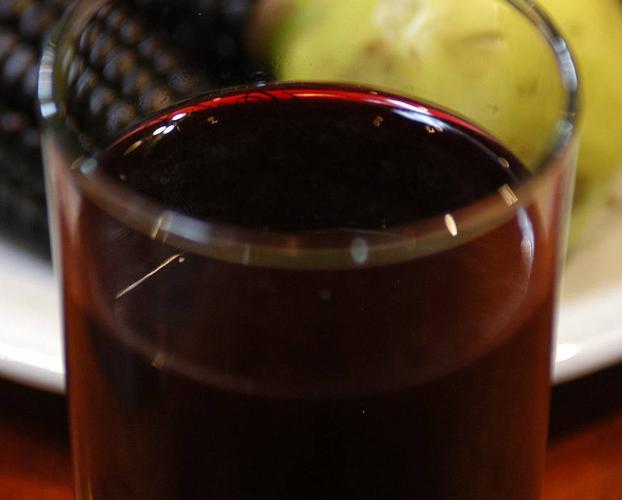 La «chicha morada» es el clásico refresco peruano hecho a base de maíz morado, piña, membrillo y limón.