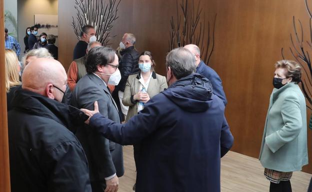 Javier Fernández, esta mañana, en el tanatorio de Cabueñes, recibiendo el pésame por el fallecimiento de su padre 