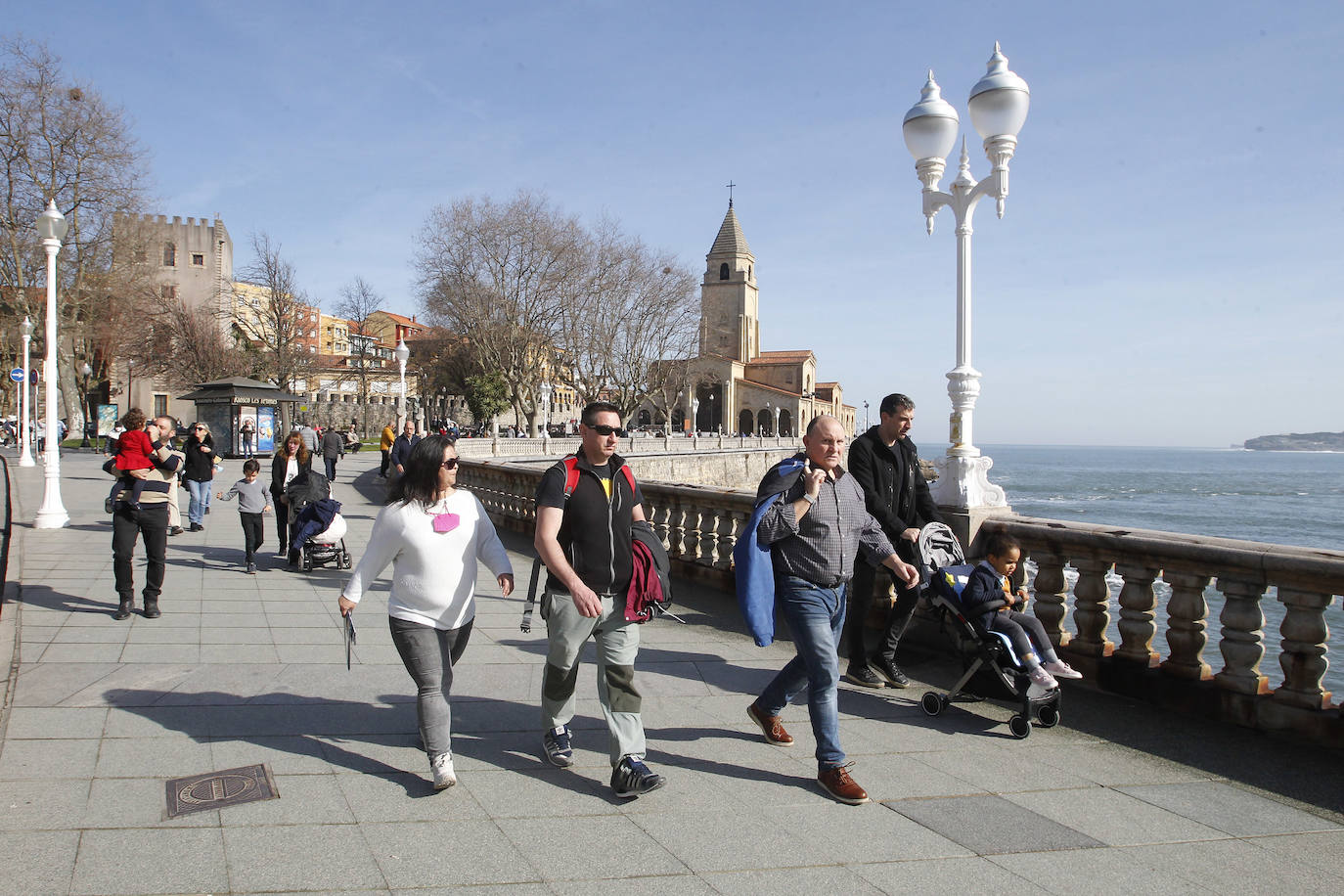 Visitantes y gijoneses aprovechan en paseos, terrazas e, incluso, en el arenal de San Lorenzo, la buena climatología de este lunes de Carnaval, antes de que la lluvia, anunciada para los próximos días, se instale en la región