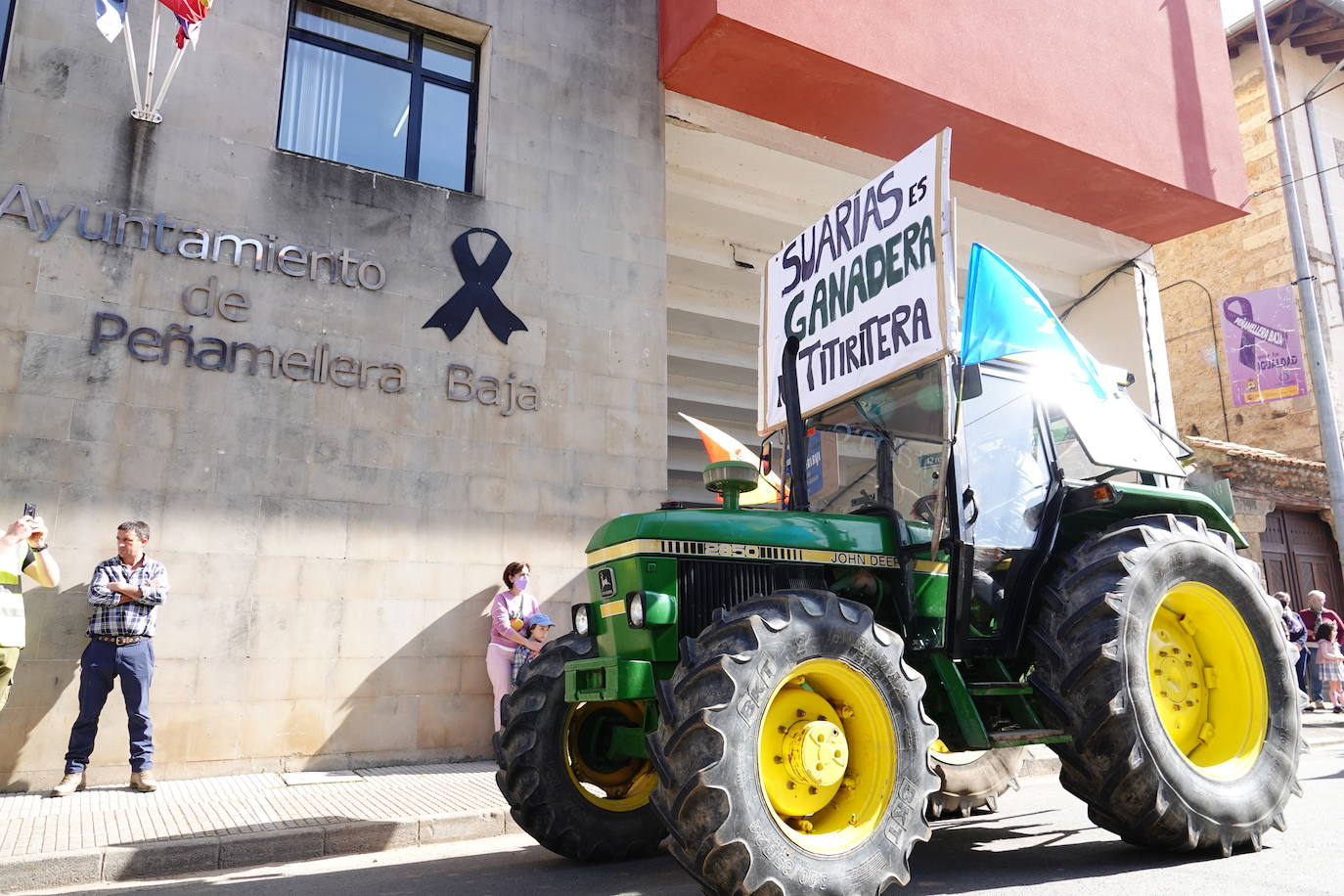 Una tractorada por el futuro de la ganadería y la agricultura en la comarca oriental de Asturias, convocada por la Asociación de Ganaderos y Agricultores del oriente de Asturias (Ganagri), recorrió este mediodía los 3,5 km que separan Suarías de Panes, capital de Peñamellera Baja por la carretera la carretera N-621