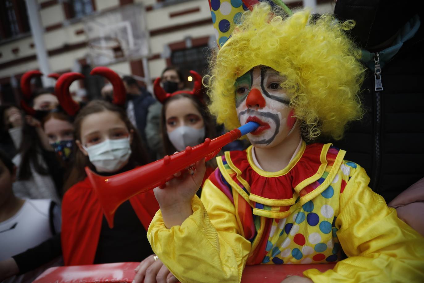 Variedad, ritmo, color... Todo un conjunto festivo que invitó a los vecinos de Mieres a celebrar al más puro antroxeru su Carnaval.