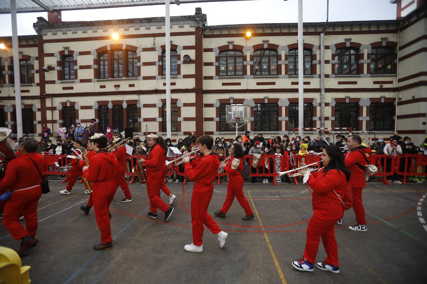 Variedad, ritmo, color... Todo un conjunto festivo que invitó a los vecinos de Mieres a celebrar al más puro antroxeru su Carnaval.