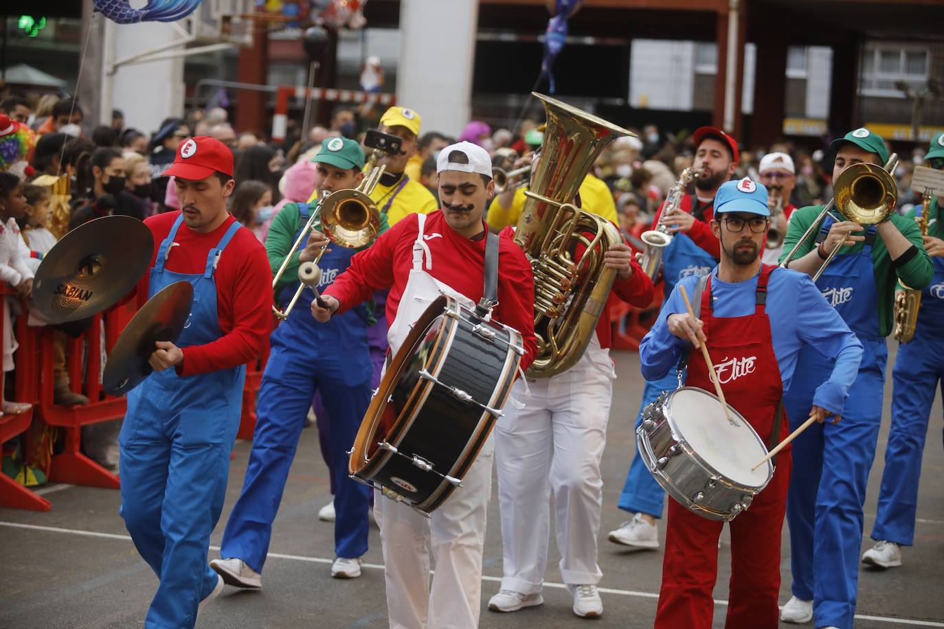 Variedad, ritmo, color... Todo un conjunto festivo que invitó a los vecinos de Mieres a celebrar al más puro antroxeru su Carnaval.