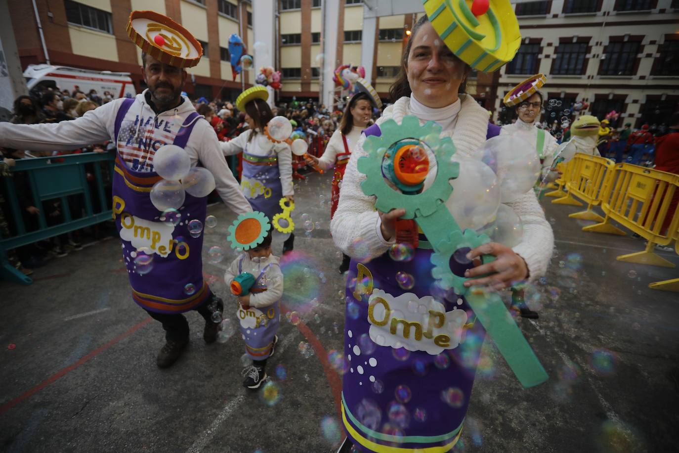 Variedad, ritmo, color... Todo un conjunto festivo que invitó a los vecinos de Mieres a celebrar al más puro antroxeru su Carnaval.