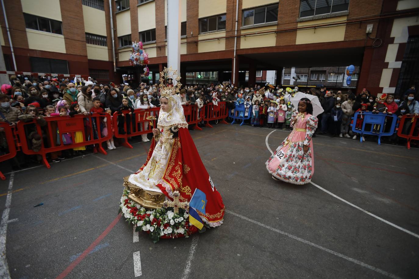 Variedad, ritmo, color... Todo un conjunto festivo que invitó a los vecinos de Mieres a celebrar al más puro antroxeru su Carnaval.