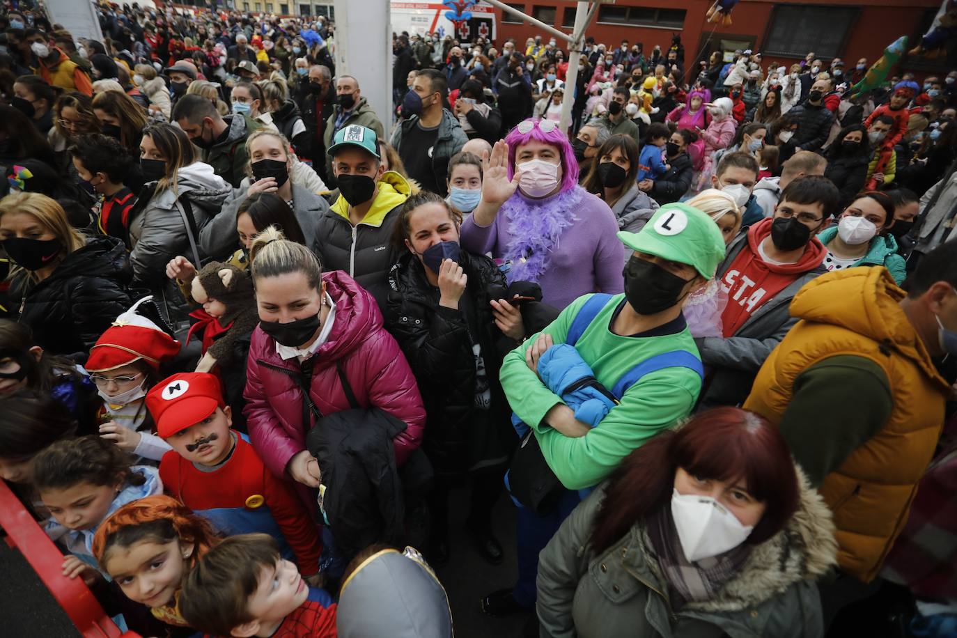 Variedad, ritmo, color... Todo un conjunto festivo que invitó a los vecinos de Mieres a celebrar al más puro antroxeru su Carnaval.