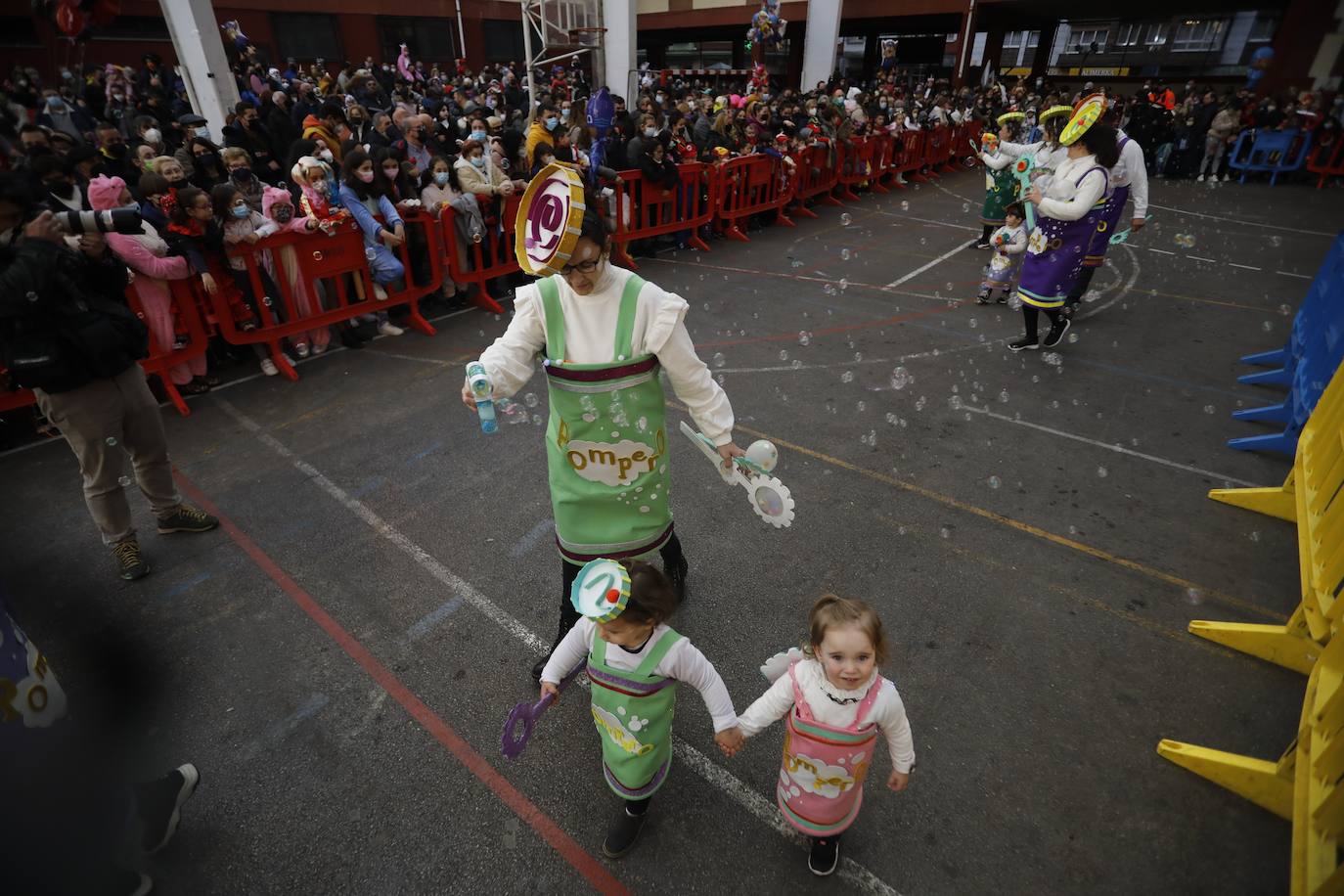 Variedad, ritmo, color... Todo un conjunto festivo que invitó a los vecinos de Mieres a celebrar al más puro antroxeru su Carnaval.