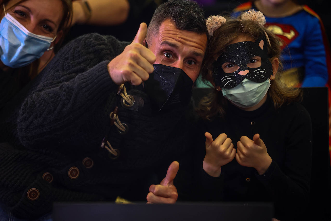 El Carnaval en Oviedo ha arrancado de la mano de los más pequeños en un Palacio de Exposiciones y Congresos repleto de personajes de Disney, Marvel y Star Wars, de animales, payasos, samuráis, dinosaurios y un sinfín de ideas originales que vistieron los niño. El jurado ha distinguido con el primer premio en la categoría por parejas a 'Maléfica y su cuervo' y en la individual a 'El búho de cartón' en la fiesta infantil. 