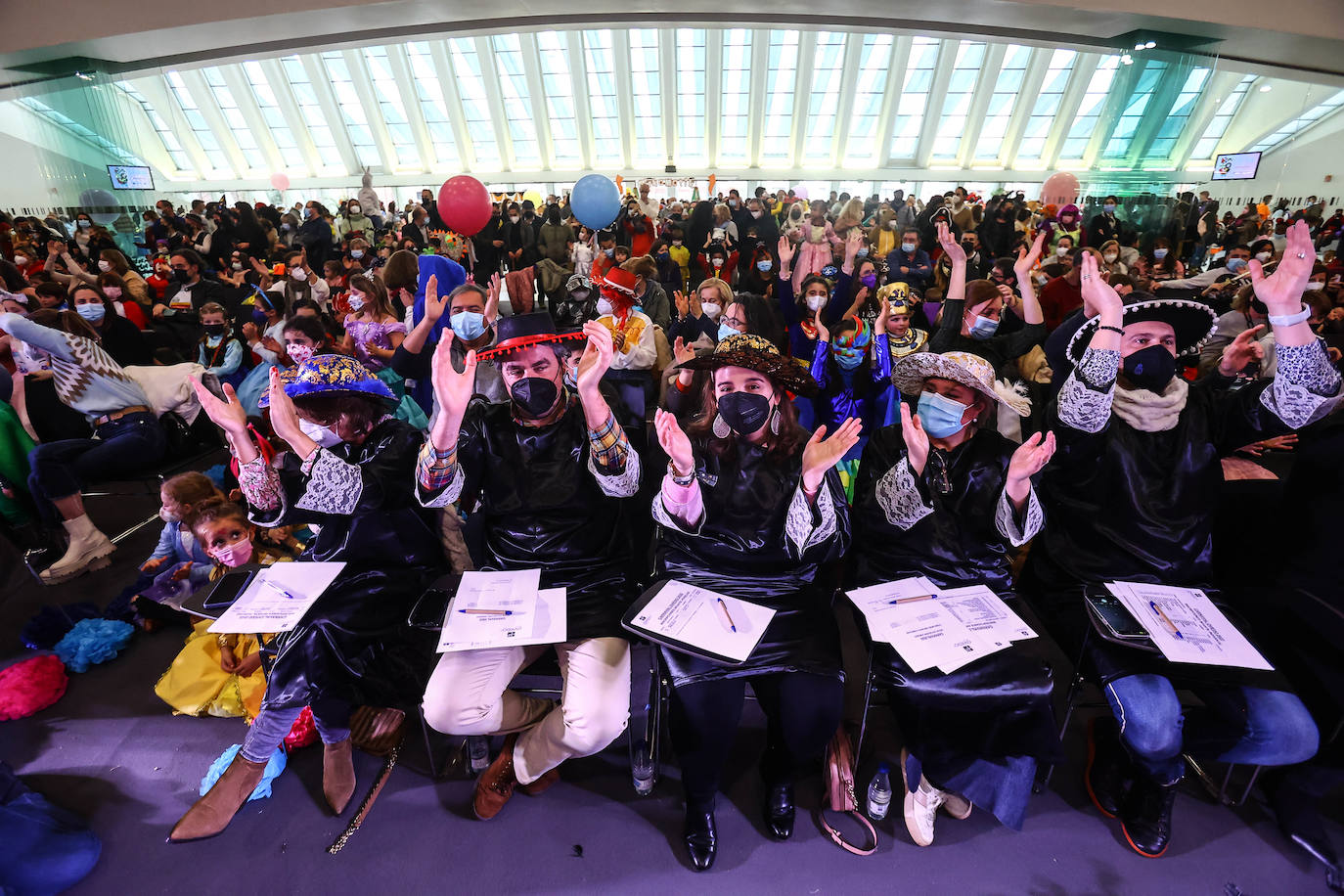 El Carnaval en Oviedo ha arrancado de la mano de los más pequeños en un Palacio de Exposiciones y Congresos repleto de personajes de Disney, Marvel y Star Wars, de animales, payasos, samuráis, dinosaurios y un sinfín de ideas originales que vistieron los niño. El jurado ha distinguido con el primer premio en la categoría por parejas a 'Maléfica y su cuervo' y en la individual a 'El búho de cartón' en la fiesta infantil. 