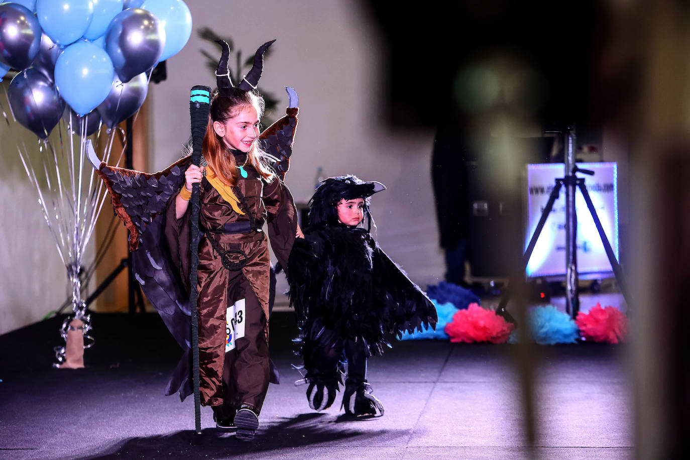 El Carnaval en Oviedo ha arrancado de la mano de los más pequeños en un Palacio de Exposiciones y Congresos repleto de personajes de Disney, Marvel y Star Wars, de animales, payasos, samuráis, dinosaurios y un sinfín de ideas originales que vistieron los niño. El jurado ha distinguido con el primer premio en la categoría por parejas a 'Maléfica y su cuervo' y en la individual a 'El búho de cartón' en la fiesta infantil. 