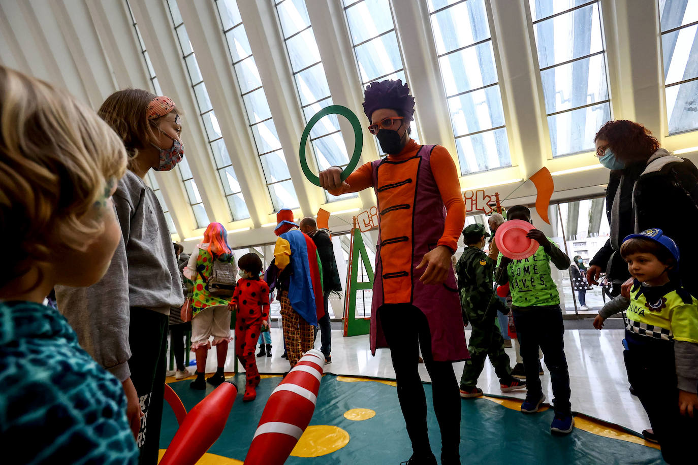 El Carnaval en Oviedo ha arrancado de la mano de los más pequeños en un Palacio de Exposiciones y Congresos repleto de personajes de Disney, Marvel y Star Wars, de animales, payasos, samuráis, dinosaurios y un sinfín de ideas originales que vistieron los niño. El jurado ha distinguido con el primer premio en la categoría por parejas a 'Maléfica y su cuervo' y en la individual a 'El búho de cartón' en la fiesta infantil. 