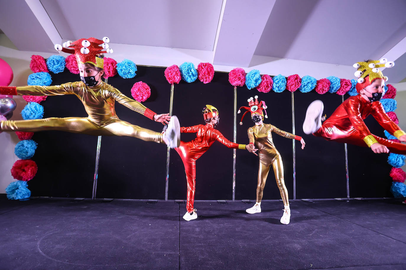 El Carnaval en Oviedo ha arrancado de la mano de los más pequeños en un Palacio de Exposiciones y Congresos repleto de personajes de Disney, Marvel y Star Wars, de animales, payasos, samuráis, dinosaurios y un sinfín de ideas originales que vistieron los niño. El jurado ha distinguido con el primer premio en la categoría por parejas a 'Maléfica y su cuervo' y en la individual a 'El búho de cartón' en la fiesta infantil. 