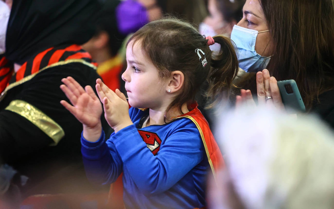 El Carnaval en Oviedo ha arrancado de la mano de los más pequeños en un Palacio de Exposiciones y Congresos repleto de personajes de Disney, Marvel y Star Wars, de animales, payasos, samuráis, dinosaurios y un sinfín de ideas originales que vistieron los niño. El jurado ha distinguido con el primer premio en la categoría por parejas a 'Maléfica y su cuervo' y en la individual a 'El búho de cartón' en la fiesta infantil. 