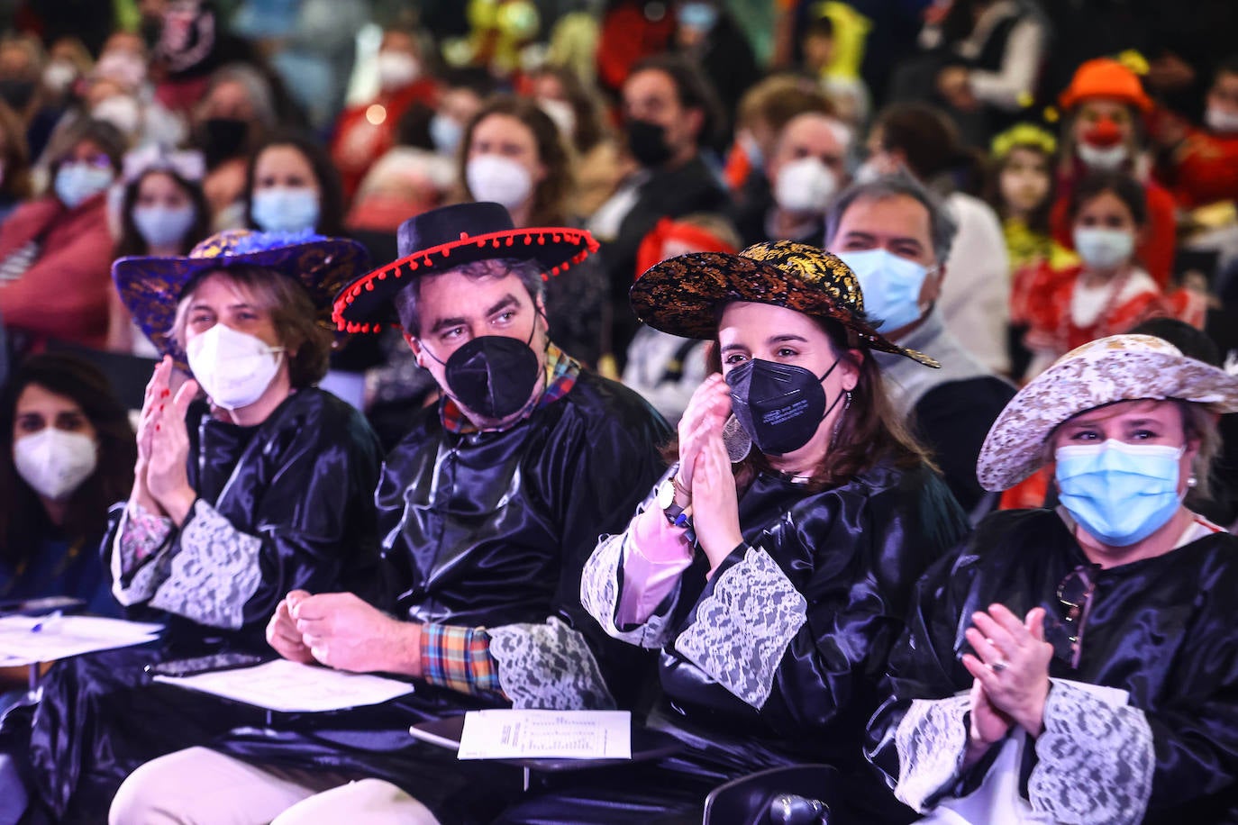 El Carnaval en Oviedo ha arrancado de la mano de los más pequeños en un Palacio de Exposiciones y Congresos repleto de personajes de Disney, Marvel y Star Wars, de animales, payasos, samuráis, dinosaurios y un sinfín de ideas originales que vistieron los niño. El jurado ha distinguido con el primer premio en la categoría por parejas a 'Maléfica y su cuervo' y en la individual a 'El búho de cartón' en la fiesta infantil. 