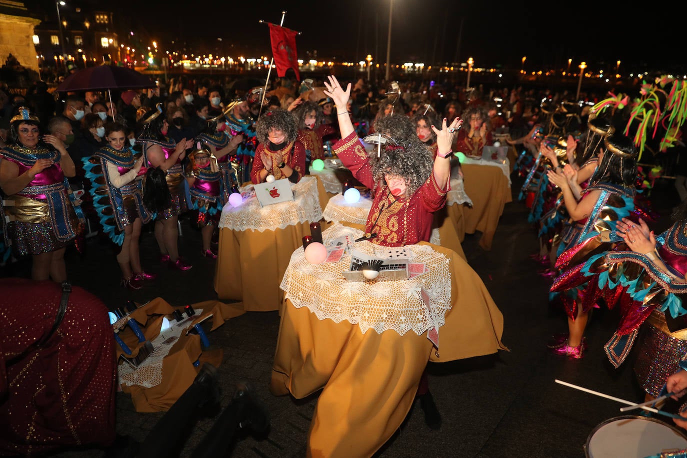 «Hasta el cielo llora su pérdida». Lo dijo su inseparable Conchi en la despedida al auténtico icono del Antroxu gijonés. Con su muerte y su entierro se ponía punto y final a cinco intensos días festivos donde las calles de Gijón se llenaron de carnaval. Porque había ganas tras un año de parón pandémico. Y ya quedan ganas para empezar a preparar el Antroxu 2023.