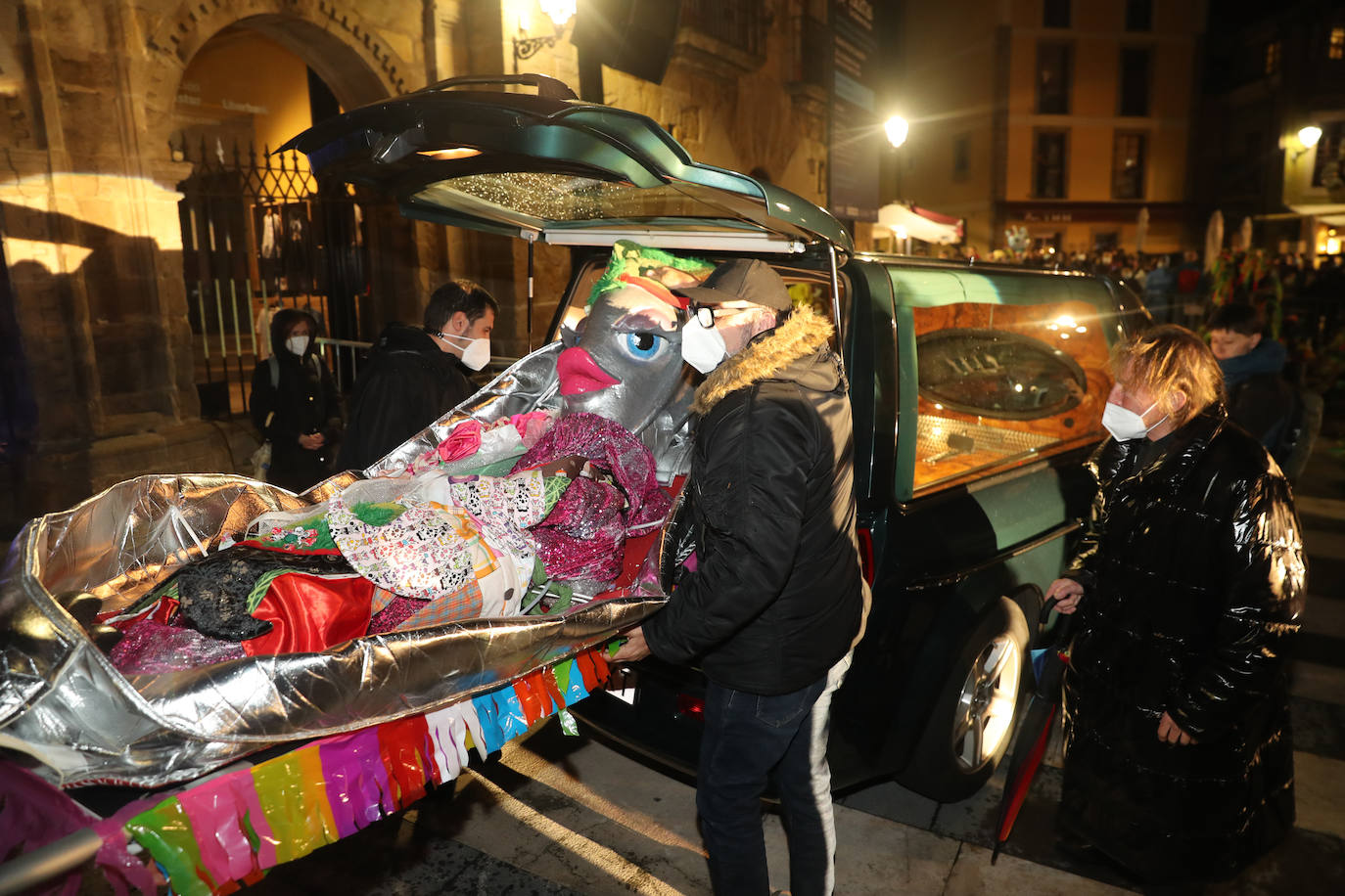 «Hasta el cielo llora su pérdida». Lo dijo su inseparable Conchi en la despedida al auténtico icono del Antroxu gijonés. Con su muerte y su entierro se ponía punto y final a cinco intensos días festivos donde las calles de Gijón se llenaron de carnaval. Porque había ganas tras un año de parón pandémico. Y ya quedan ganas para empezar a preparar el Antroxu 2023.