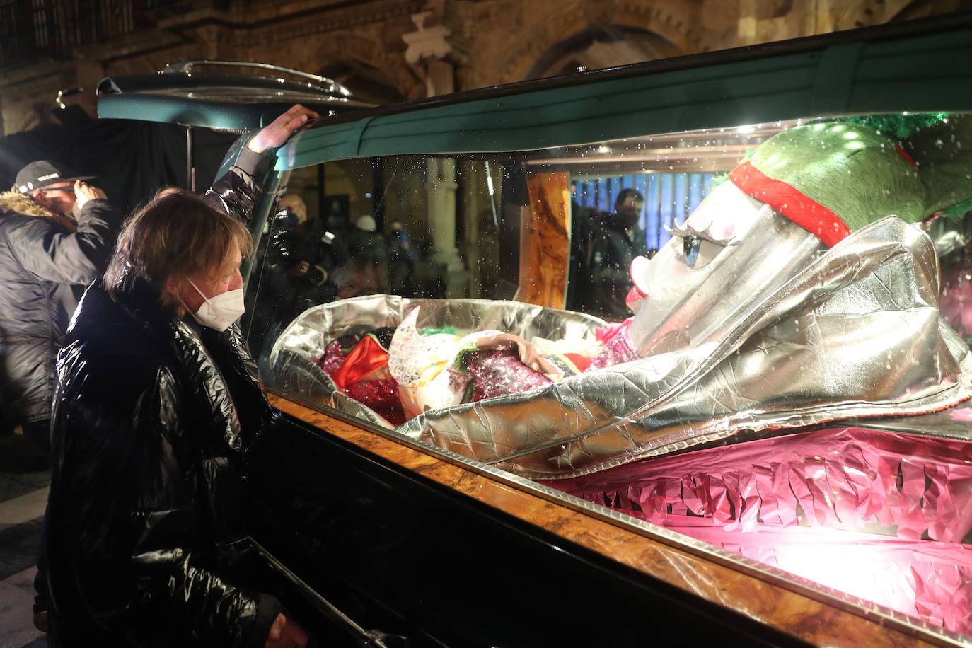 «Hasta el cielo llora su pérdida». Lo dijo su inseparable Conchi en la despedida al auténtico icono del Antroxu gijonés. Con su muerte y su entierro se ponía punto y final a cinco intensos días festivos donde las calles de Gijón se llenaron de carnaval. Porque había ganas tras un año de parón pandémico. Y ya quedan ganas para empezar a preparar el Antroxu 2023.