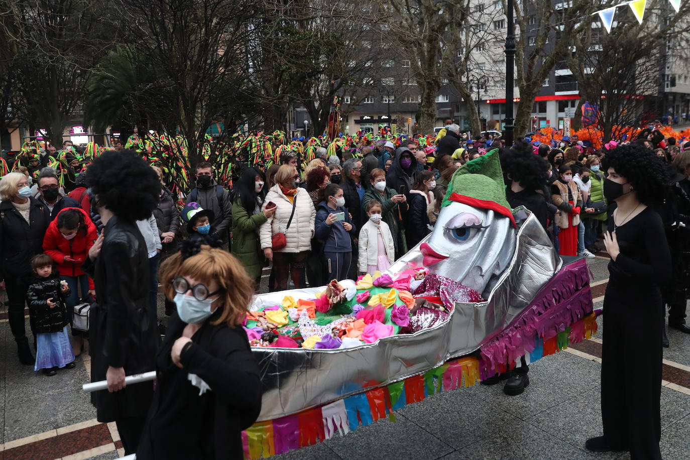 «Hasta el cielo llora su pérdida». Lo dijo su inseparable Conchi en la despedida al auténtico icono del Antroxu gijonés. Con su muerte y su entierro se ponía punto y final a cinco intensos días festivos donde las calles de Gijón se llenaron de carnaval. Porque había ganas tras un año de parón pandémico. Y ya quedan ganas para empezar a preparar el Antroxu 2023.